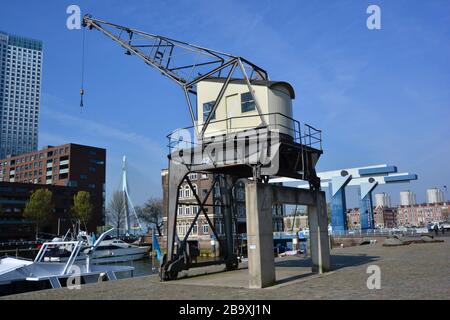 Historisches Binnenparadies von Rotterdam; ehemaliger Hafen und Poortgebouw in alter Herrlichkeit in Kombination mit urbanem Wohnen und Jachthafen wiederhergestellt Stockfoto