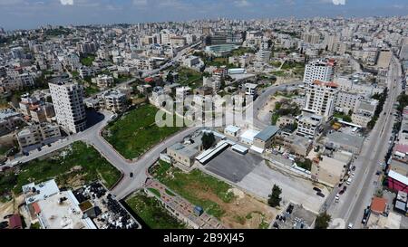 (200325) -- HEBRON, 25. März 2020 (Xinhua) -- Luftbild vom 25. März 2020 zeigt einen allgemeinen Blick auf leere Straßen in der Westjordanstadt Hebron. Palästina erklärte am Mittwoch, dass zwei neue Fälle von COVID-19 positiv getestet wurden, was die Gesamtzahl der Infizierten in seinen Gebieten auf 62 brachte. (Foto von Mamoun Wazwaz/Xinhua) Stockfoto