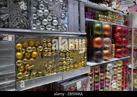 Dubai VAE Dezember 2019 schöne bunte Weihnachtskugeln auf dem Weihnachtsmarkt. Verkauf von Weihnachtsdekorationen und Baubeln im Laden. Weihnachten Stockfoto