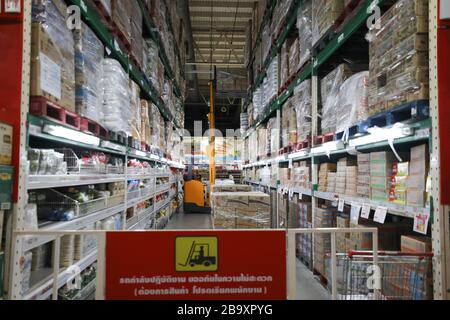 (200325) -- BANGKOK, 25. März 2020 (Xinhua) -- EIN Arbeiter füllt sich in einem Supermarkt in Bangkok, Thailand, 25. März 2020. Der thailändische Premierminister Prayut Chan-o-cha kündigte am Mittwoch ein Notfalldekret an, das vom 26. März bis 30. April in Kraft tritt und strenge Maßnahmen für die Behörden vorsieht, um die COVID-19-Pandemie im ganzen Land einzudämmen. (Xinhua/Zhang Keren) Stockfoto