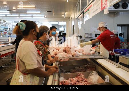 Bangkok, Thailand. März 2020. Am 25. März 2020 kaufen die Leute in der Fleischabteilung in einem Supermarkt in Bangkok, Thailand ein. Der thailändische Premierminister Prayut Chan-o-cha kündigte am Mittwoch ein Notfalldekret an, das vom 26. März bis 30. April in Kraft tritt und strenge Maßnahmen für die Behörden vorsieht, um die COVID-19-Pandemie im ganzen Land einzudämmen. Credit: Zhang Keren/Xinhua/Alamy Live News Stockfoto