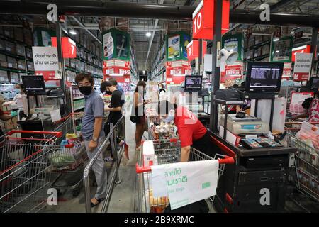 Bangkok, Thailand. März 2020. Die Leute machen sich in einem Supermarkt auf, um in Bangkok, Thailand, am 25. März 2020 zu check. Der thailändische Premierminister Prayut Chan-o-cha kündigte am Mittwoch ein Notfalldekret an, das vom 26. März bis 30. April in Kraft tritt und strenge Maßnahmen für die Behörden vorsieht, um die COVID-19-Pandemie im ganzen Land einzudämmen. Credit: Zhang Keren/Xinhua/Alamy Live News Stockfoto