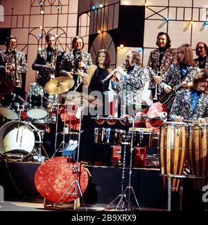 Der deutsche Bandleader, Komponist, Arrangeur und Musikproduzent James Last bei einem Auftritt mit Sängerin Wencke Myhre, Mitte 1970er Jahre. Der deutsche Bandleader, Komponist und Produzent James zuletzt bei einem Auftritt mit der norwegischen Sängerin Wencke Myhre, Mitte der 1970er Jahre. Stockfoto