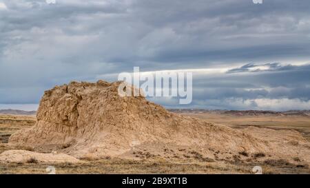 Dunkle stürmische Wolken über der Prärie - Pawnee National Grasland im Norden Colorados nahe der Grenze zu Wyoming in der Winter- oder Frühfrühlingslandschaft Stockfoto