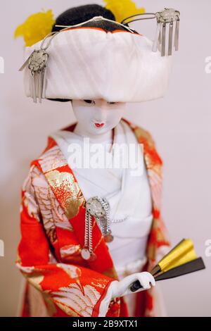 Japanische Statuette im traditionellen Kimono Stockfoto