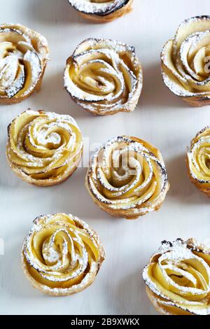 Apfelrosen. Kuchen Apfelkuchen aus Blätterteig mit apfel und Zimt. Stockfoto