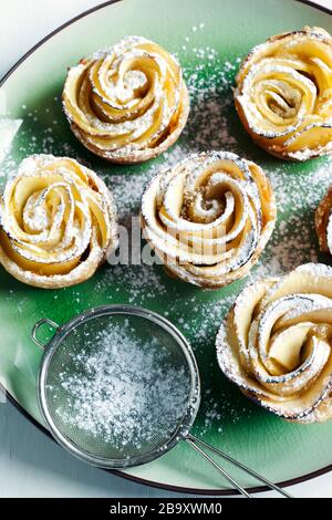 Apfelrosen. Kuchen Apfelkuchen aus Blätterteig mit apfel und Zimt. Stockfoto