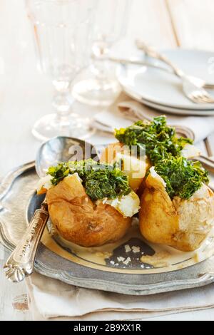 Salzkartoffeln mit MISO-Creamed Kale Stockfoto