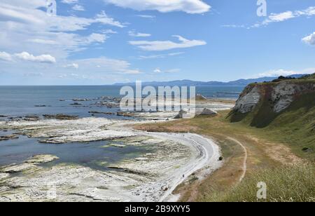 Blick auf die Klippen und den weißen rockigen Strand in Kaikoura, Neuseeland Stockfoto