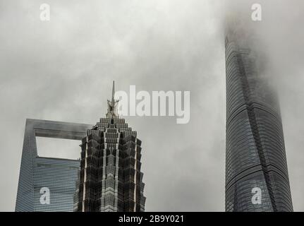 Wolkenkratzer in Shanghai während des Taifuns Lekima, August 2019 Stockfoto