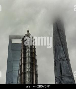 Wolkenkratzer in Shanghai während des Taifuns Lekima, August 2019 Stockfoto