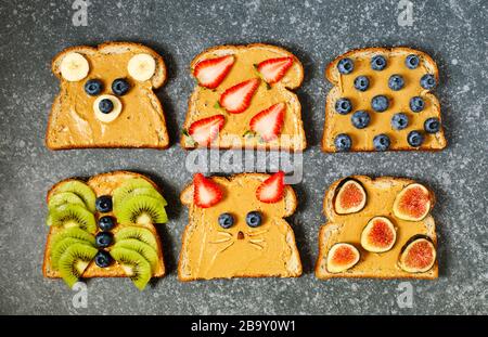 Nussbutter und Früchten vegan Toast. Lustige Tier Gesichter Toast Stockfoto