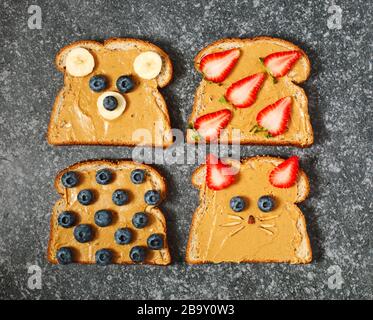 Nussbutter und Früchten vegan Toast. Lustige Tier Gesichter Toast Stockfoto