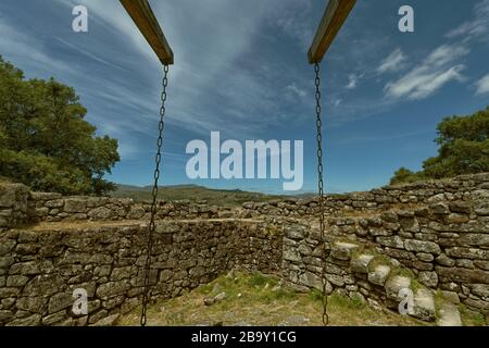 Zugbrücke im Schloss Lindoso, Nationalpark Peneda Geres, Provinz Minho, Portugal Stockfoto