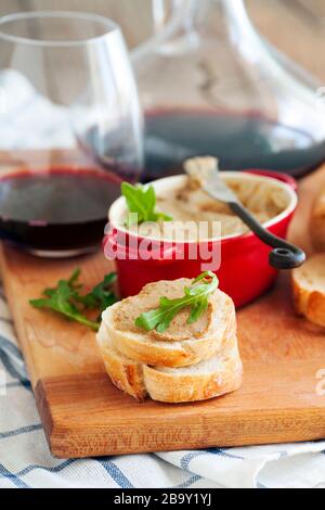 Huhn Leber Pastete auf Brot und Wein Stockfoto