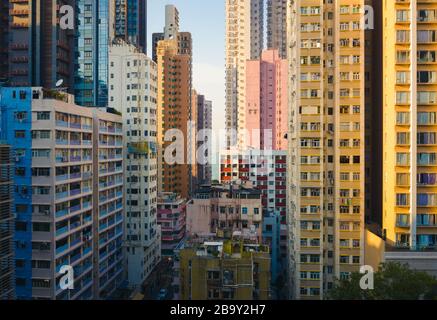 Kennedy Town, Hongkong - 3. November 2019: Bunte Gebäude in Hongkong. Luftaufnahmen Stockfoto