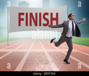 Der Unternehmer im Wettbewerbskonzept auf der Zielposition Stockfoto