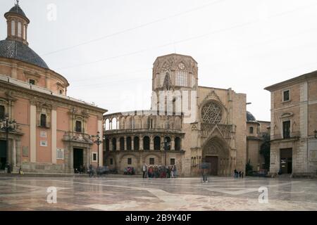 Valencia, Spanien - 12. Februar 2020: Blick auf die plaza de la Virgen mit der Basilika Virgen de los Desamparados und die Kathedrale Stockfoto