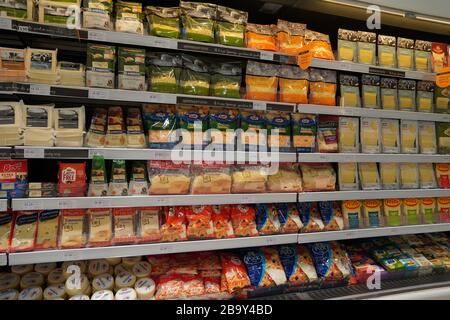 Dubai VAE Dezember 2019 Verschiedene Käsesorten in Regalen in einem Lebensmittelgeschäft. Regal mit verpackten Produkten, Butter und Käse auf einem Markt. Cheddar, E Stockfoto