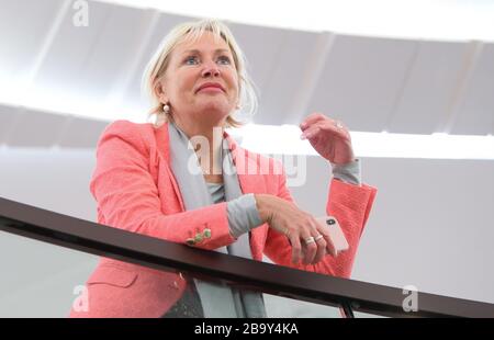 Wiesbaden, Deutschland. März 2020. Kristina Sinemus (parteilos), Ministerin für Digitale Angelegenheiten des Landes Hessen, nimmt an der Plenarsitzung des hessischen Landtags Teil. Credit: Arne Dedert / dpa / Alamy Live News Stockfoto