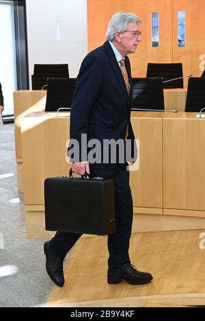 Wiesbaden, Deutschland. März 2020. Volker Bouffier (CDU), Ministerpräsident des Landes Hessen, kommt zur Plenarsitzung des hessischen Landtags. Credit: Arne Dedert / dpa / Alamy Live News Stockfoto