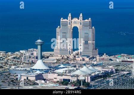 Vereinigte Arabische Emirate. Abu Dhabi. Blick auf Al Kasir Island, die Marina Mall und das Hotel in Fairmont Stockfoto