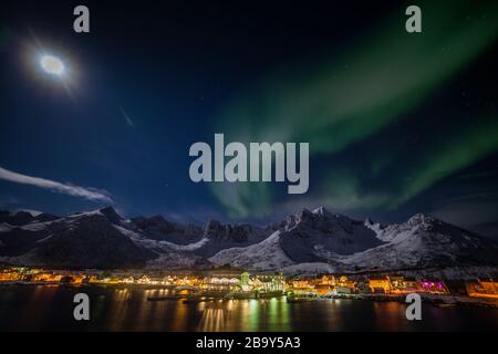 Aurora und Mondlicht in Mefjordvaer, Senja, Norwegen Stockfoto