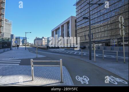 Brüssel, Belgien. März 2020. Die Straßen befinden sich in der Nähe des Hauptquartiers der Europäischen Union in Brüssel, Belgien, 24. März 2020. Die in Europa bestätigten COVID-19-Fälle überstiegen am Dienstagabend 200.000. Die am stärksten betroffenen Länder blieben Italien, Spanien, Deutschland und Frankreich mit über 150.000 Fällen in Kombination. Kredit: Riccardo Pareggiani/Xinhua/Alamy Live News Stockfoto