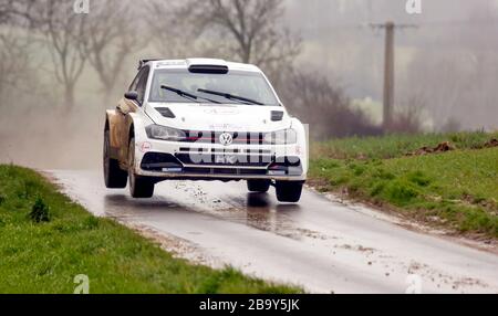 März 2020. Saint Denoeux, Pas de Calais, Frankreich. Rallye du Touquet. Die 60. Rallye du Touquet schlängelt sich durch die französische Landschaft. Die Ra Stockfoto