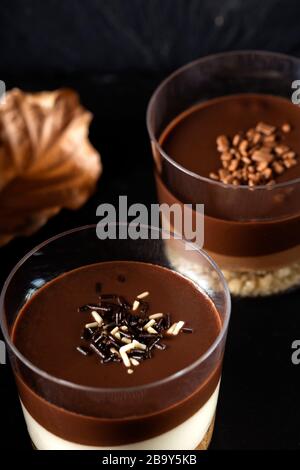 Schokoladendessert in Brille auf dunklem Schiefer Stockfoto