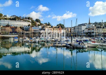 Boote und Freizeityachten im Hafen von Brixham, Devon, Großbritannien. März 2018. Stockfoto