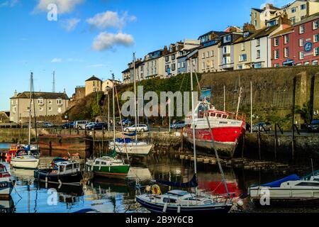 Ein Fischerboot und Freizeityachten bei Ebbe im Hafen von Brixham, Devon, Großbritannien. März 2018. Stockfoto