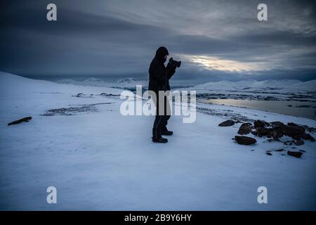 Männlicher Fotograf über Tromso, Norwegen Stockfoto