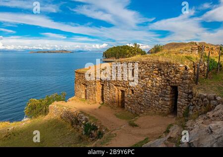 Die Inka-Ruinen von Chincana bei Sonnenuntergang auf der Sonneninsel oder Isla del Sol mit Blick auf den Titicaca-See, Bolivien. Stockfoto