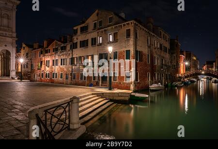 Nachtfoto von Häusern, Straßen und Wasserkanälen in Venedig, Italien Stockfoto