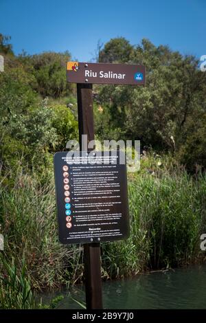 Hinweisschild für den Fluss Bully am Marjal in Font Salada, Oliva, Spanien Stockfoto