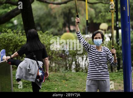 Hongkong, China. März 2020. Die Bürger trainieren in einem Park in Hung Hom aus Hongkong, Südchina, am 25. März 2020. Die Menschen in Hongkong nehmen an verschiedenen Übungen im Rahmen der COVID-19-Epidemie Teil. Credit: Wang Shen/Xinhua/Alamy Live News Stockfoto