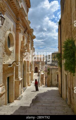 Eine kleine Straße zwischen den alten Häusern von Ragusa, einer sizilianischen Stadt, die als UNESCO-Weltkulturerbe anerkannt ist Stockfoto