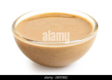 Tahini in einer Glasküssel isoliert auf weiß. Stockfoto