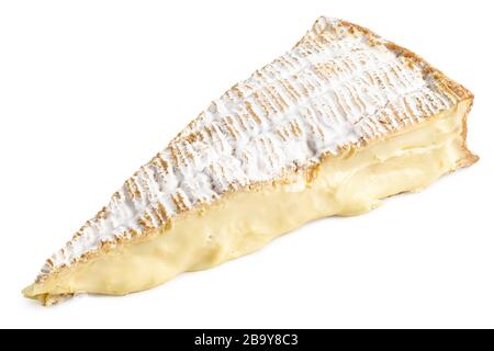 Ein Keil aus weichem reifen brie Käse isoliert auf weiß. Stockfoto