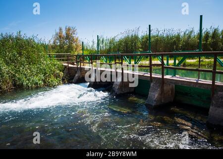 Weir am Fluss Vedat im Marjal bei Font Salada, Oliva, Spanien Stockfoto