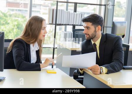 Zwei junge Geschäftsleute, Männer und Frauen Dew, arbeiten mit Glück im Büro Stockfoto