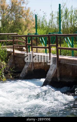 Weir am Fluss Vedat im Marjal bei Font Salada, Oliva, Spanien Stockfoto