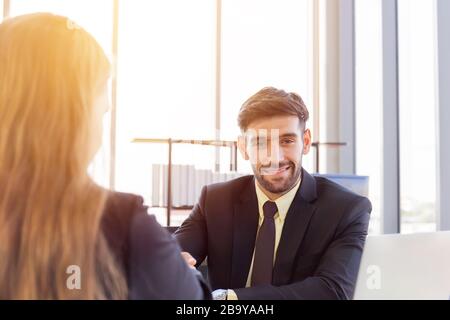 Porträt eines lächelnden europäischen Unternehmers Händeschütteln mit seiner weiblichen Geschäftspartnerin, zwei erfolgreiche Menschen gratulieren einander rüttelnd Stockfoto