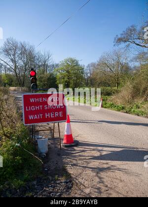 Provisorische Ampel auf Landesspur wegen Straßenbauarbeiten. Stockfoto