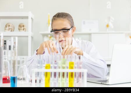 Eine junge Wissenschaftlerin arbeitet in einem Wissenschaftslabor mit verschiedenen Geräten im Labor. Stockfoto