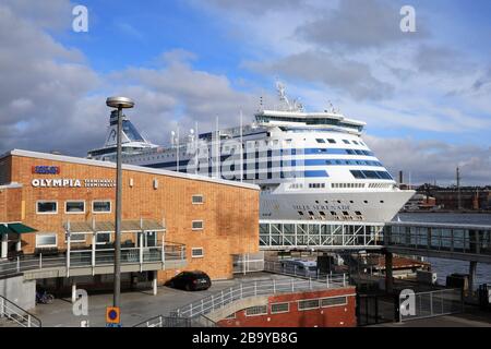 Helsinki, Finnland. März 2020. Tallink Silja M/S Silja Serenade bleibt wegen Coronavirus zum Olympia Terminal vermauert. Stockfoto