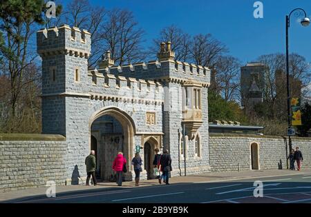 Pettigrew's Tea Room and Gate in and Out of Bute Park in Cardiff an einem sonnigen Apriltag. Pettigrew war Marquess of Bute's Gärtner. Stockfoto