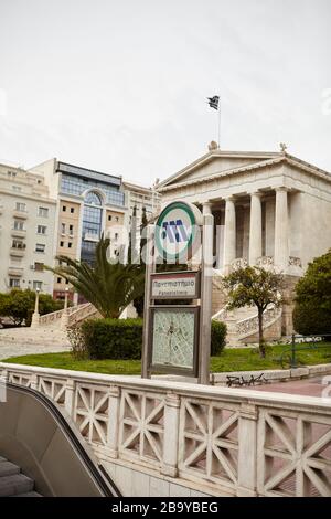 Die U-Bahn-Station Panepistimio und die Bibliothek in Athen Griechenland, kein Mensch Coronavirus Stockfoto