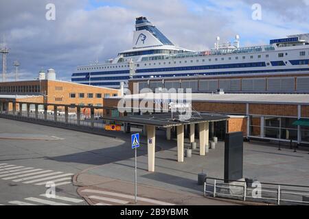 Helsinki, Finnland. März 2020. Tallink Silja M/S Silja Serenade bleibt wegen Coronavirus auf dem gesperrten Olympia-Terminal festgemacht. Stockfoto